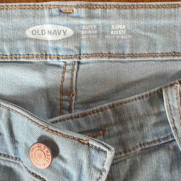 Old navy light washed jeans, mid rised, sized 10 - Picture 2 of 3